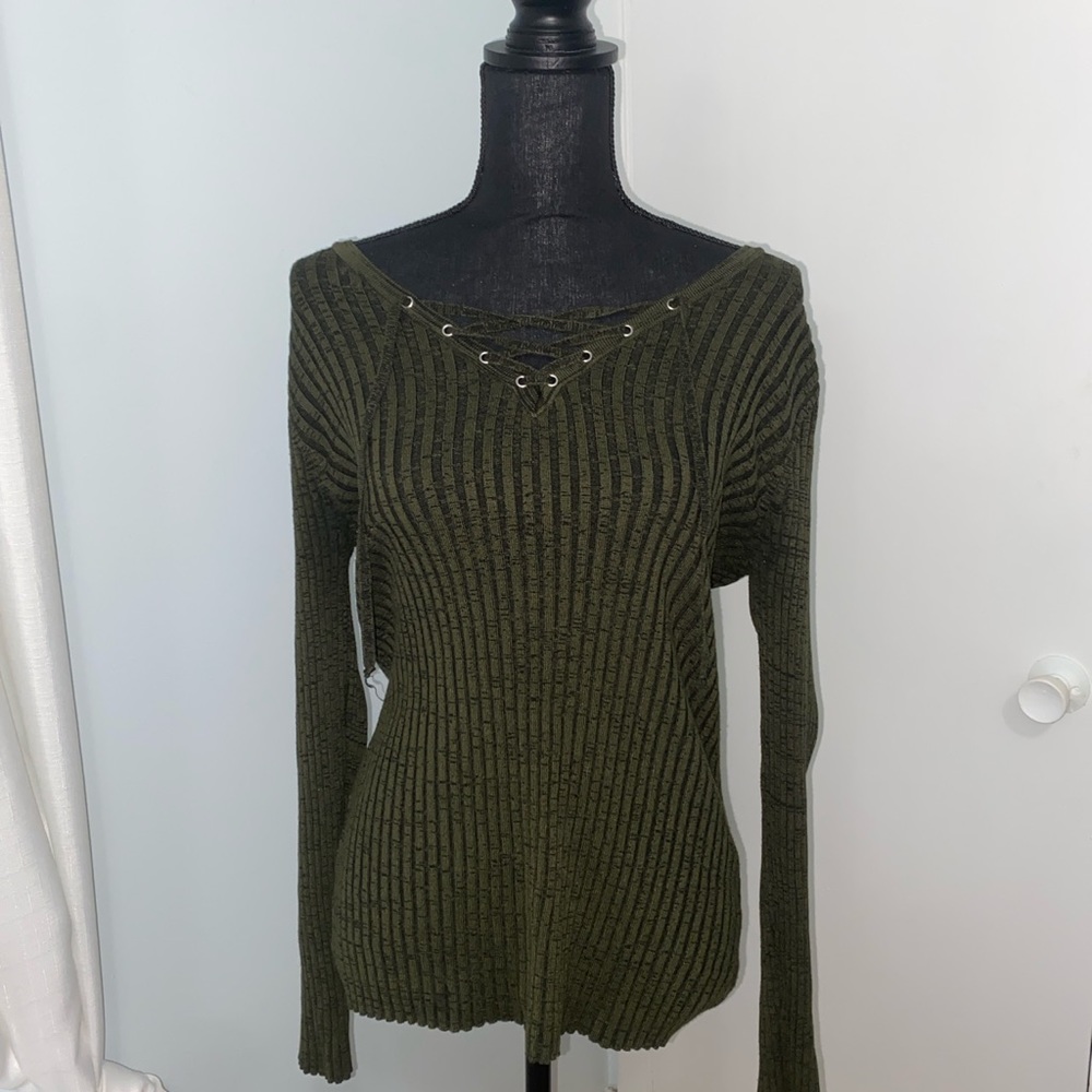 Tight fitted dark green top! 💚